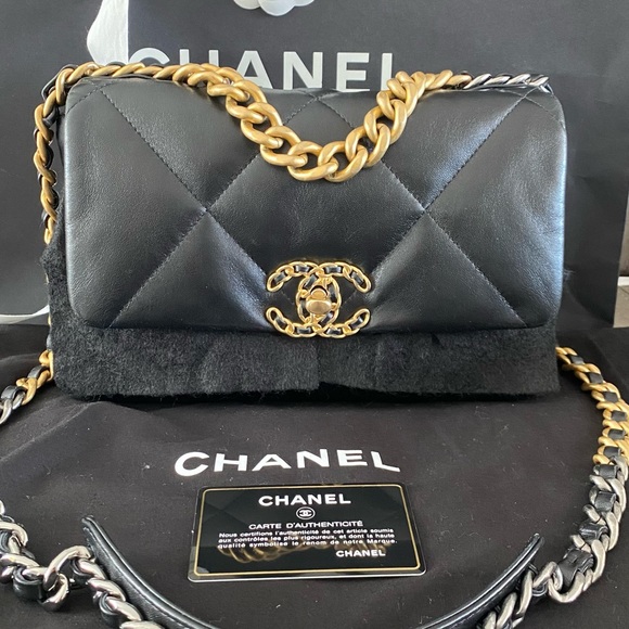 Authentic Chanel19 small black lambskin 30 series with Zeko certificate - Picture 2 of 16